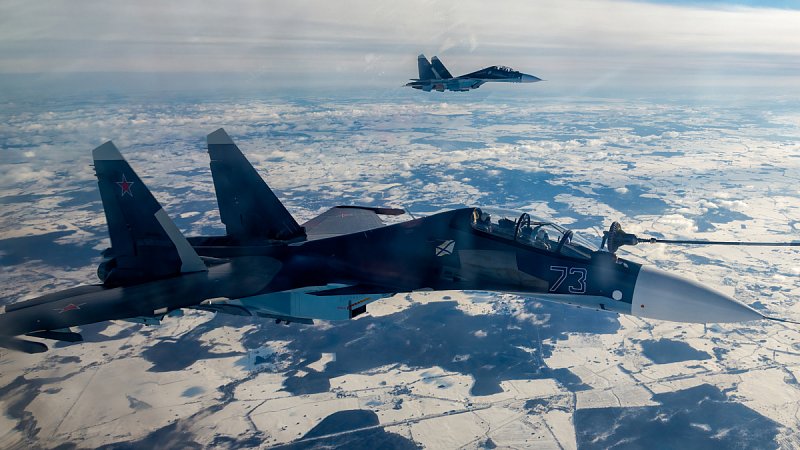Дозаправка истребителя Су-30СМ в воздухе